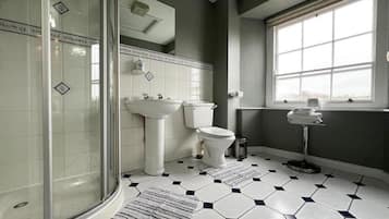 Deluxe Double Room, City View | Bathroom