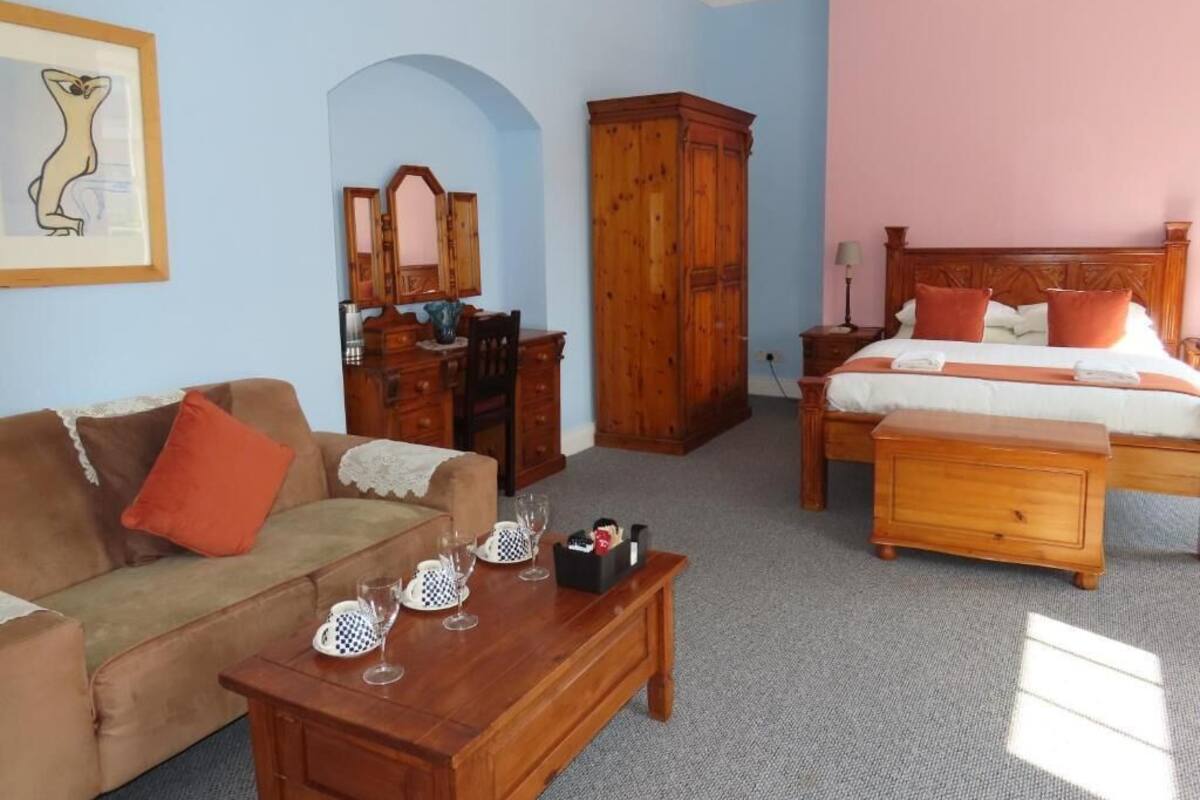 Habitación cuádruple familiar | Cortinas blackout, insonorización y tabla de planchar con plancha