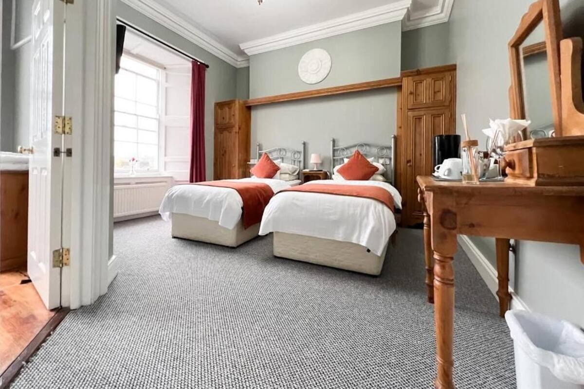 Habitación Deluxe con 2 camas individuales | Cortinas blackout, insonorización y tabla de planchar con plancha