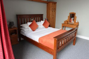 Double Room | Blackout drapes, soundproofing, iron/ironing board, free WiFi - 7 Houses Armagh City (Armagh)