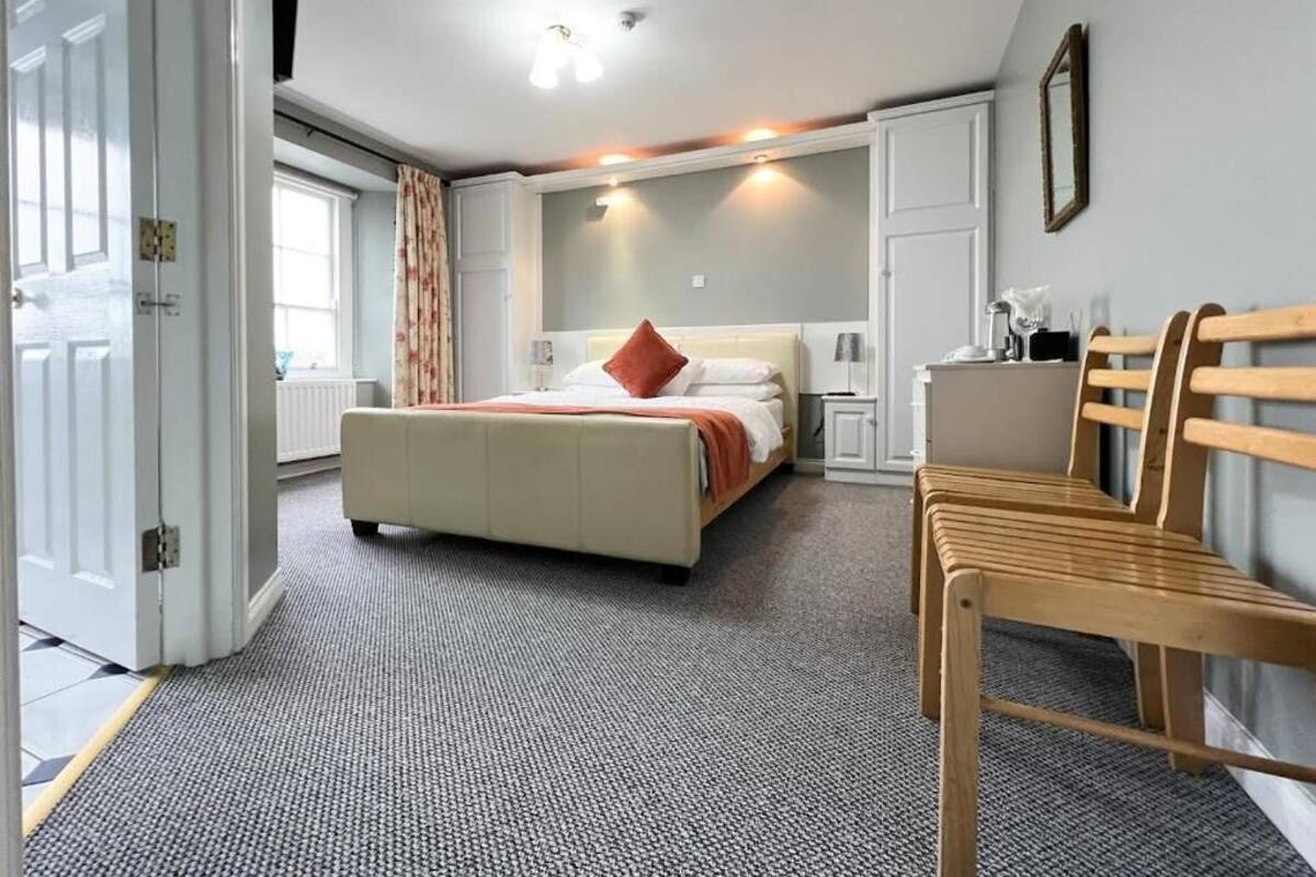 Habitación doble Deluxe, vista a la ciudad | Cortinas blackout, insonorización y tabla de planchar con plancha