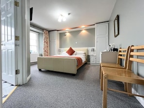 Habitación doble Deluxe, vista a la ciudad | Cortinas blackout, insonorización y tabla de planchar con plancha 