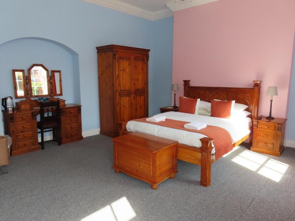 ستائر تعتيم وتجهيزات عازلة للصوت ومكواة/لوح كي وواي فاي مجانًا