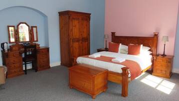 ستائر تعتيم وتجهيزات عازلة للصوت ومكواة/لوح كي وواي فاي مجانًا