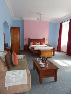 Chambre Quadruple Familiale | Rideaux occultants, chambres insonorisées, fer et planche à repasser