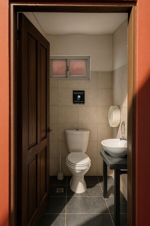 Standard Room, 2 Single Beds | Bathroom | Shower, hair dryer, soap, toilet paper - Posada La Pedrera (La Pedrera)