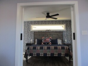 Free WiFi, bed sheets, wheelchair access - Modern & Rustic Cabin with Woodsy View (Andrews)