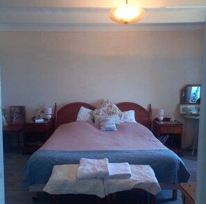 Tabla de planchar con plancha, wifi y ropa de cama