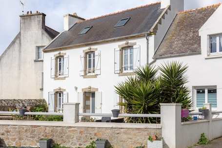 Exterior. House 800m from the Sea