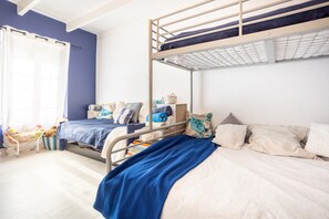 Tabla de planchar con plancha, wifi, ropa de cama