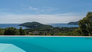 A clear view of a swimming pool with a landscape in the background. - Villa di Sogno - Montecristo Apartment (Capoliveri)