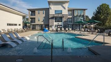 Seasonal outdoor pool, free cabanas