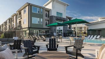 Seasonal outdoor pool, free cabanas