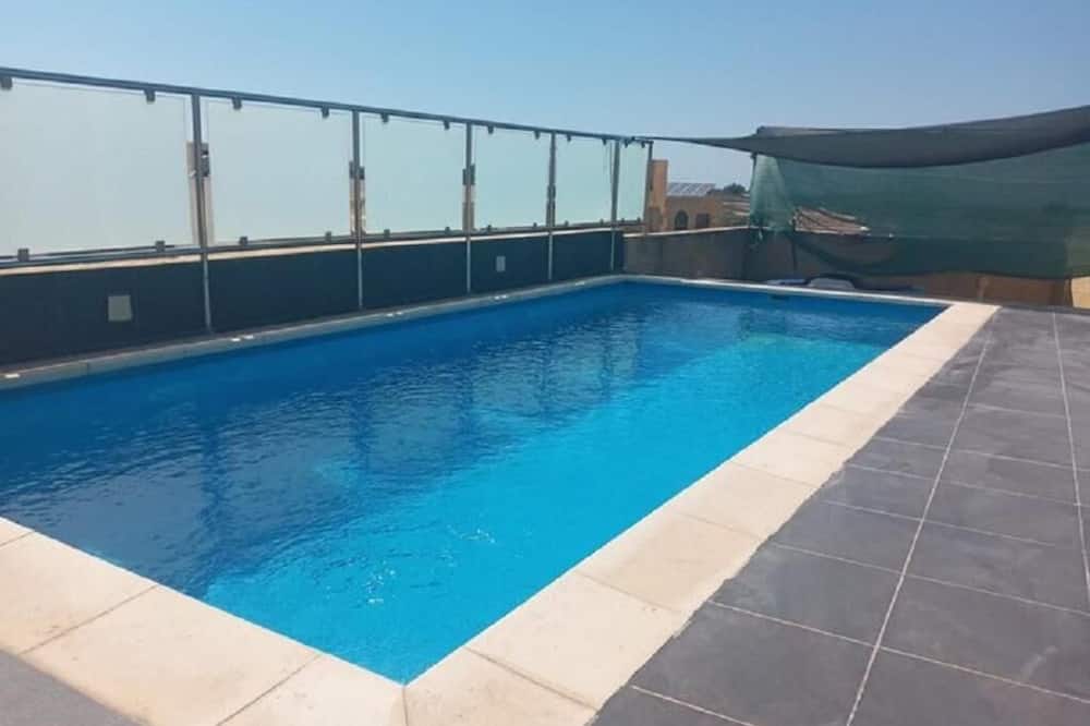 Cauchi corner house with roof top pool