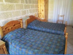 Free WiFi - Cauchi corner house with roof top pool (L-GĦARB)