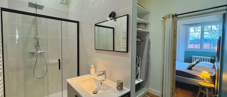 Douche, séchoir à cheveux, serviettes fournies