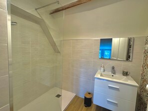 Dusche, Haartrockner, Handtücher