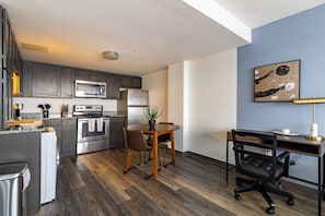 Departamento (1 Bedroom) | Cocina privada | Refrigerador, microondas, horno y parrilla de estufa 