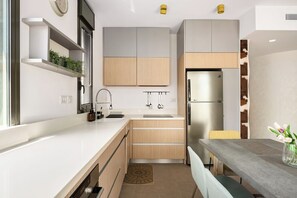 Private kitchen - Spacious 3BR in Serene Tel Aviv-Yafo (Tel Aviv-Yafo)