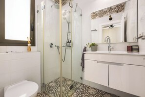 Haartrockner, Handtücher, Seife, Toilettenpapier