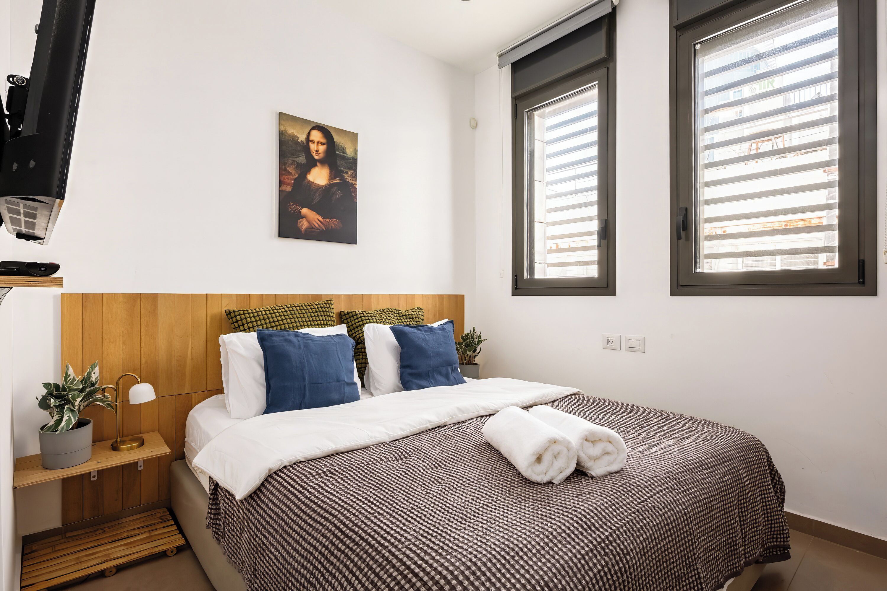 Iron/ironing board, WiFi, bed sheets