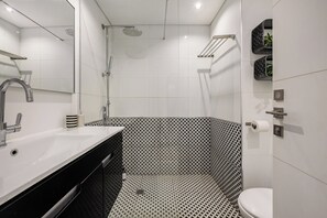 Haartrockner, Handtücher, Seife, Toilettenpapier