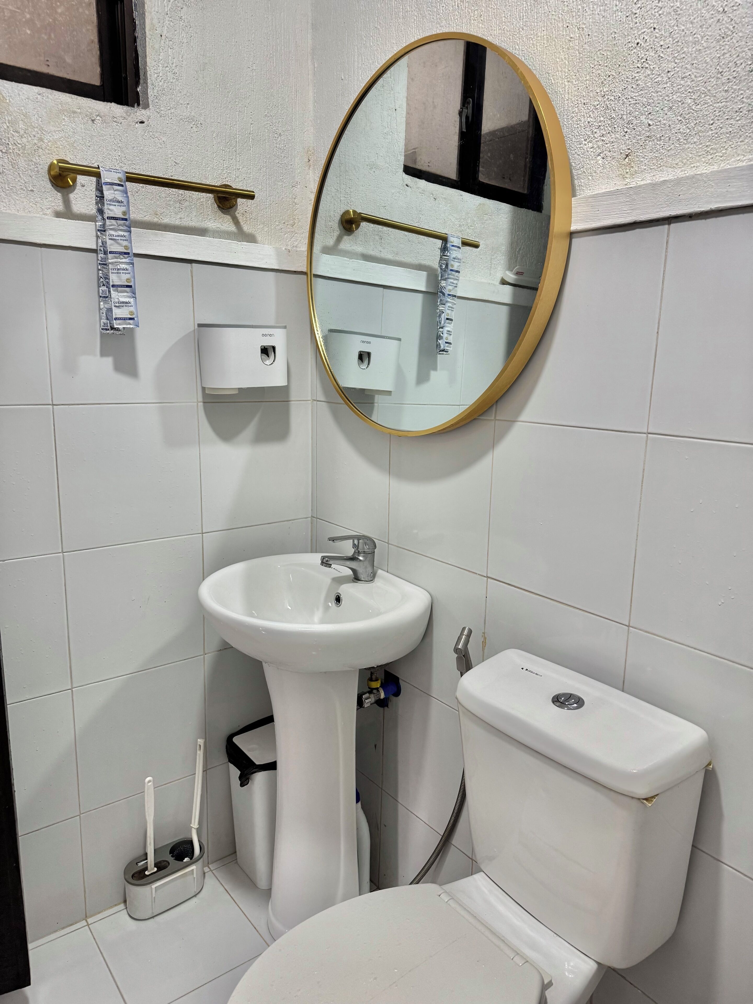 シャワー、ビデ、タオル、トイレットペーパー