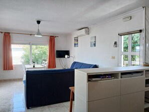 TV - Een knus vakantiehuis met jacuzzi en prachtig uitzicht op de Atlantische oceaan. (El Paso)