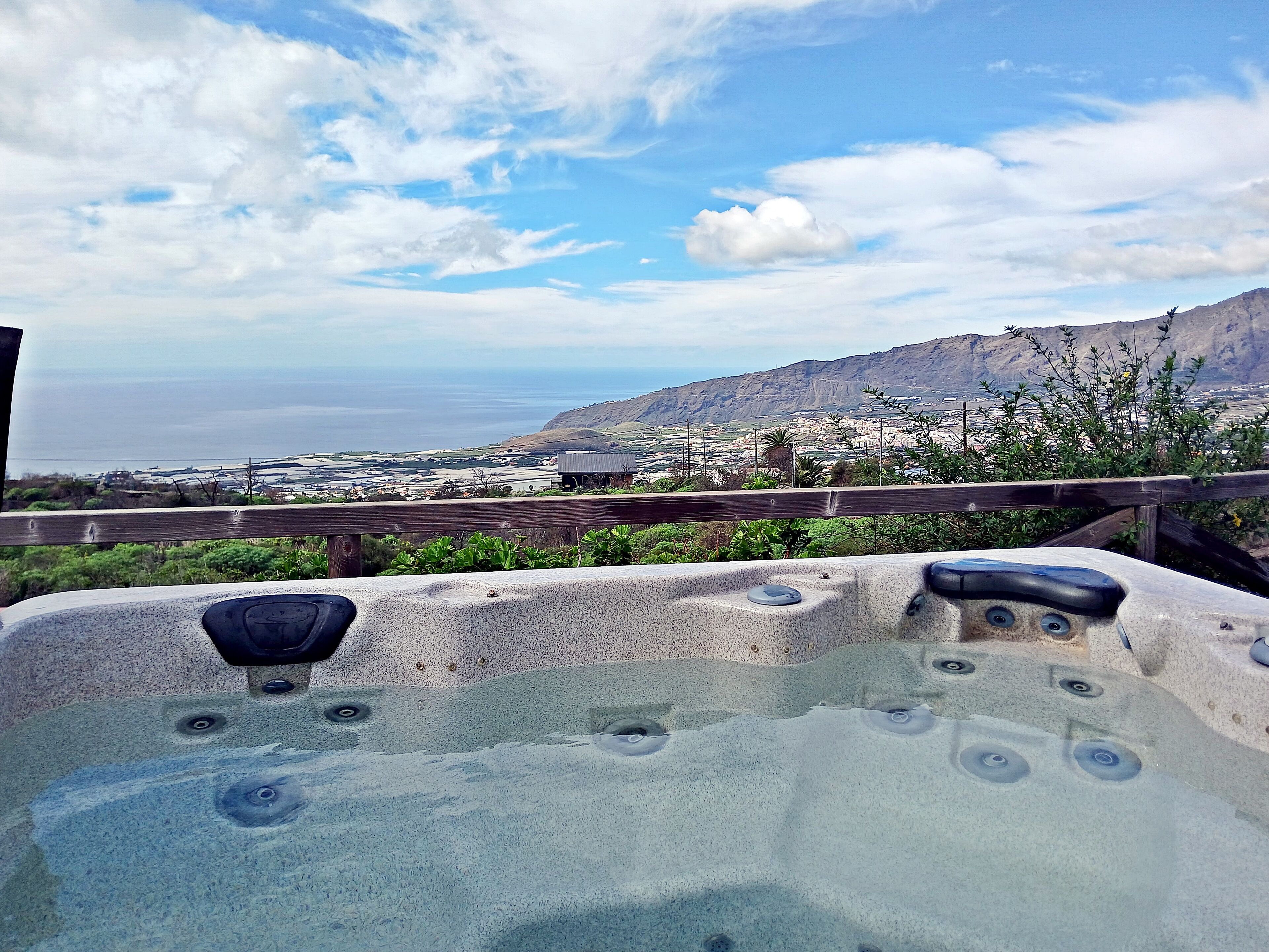 Tina de hidromasaje al aire libre