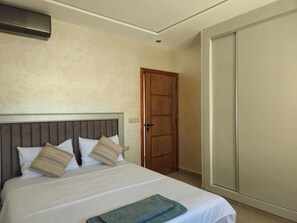 Een strijkplank/strijkijzer, wifi, beddengoed