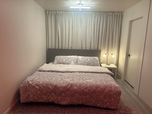 مكواة/لوح كي وخدمة الإنترنت وملاءات أسرّة