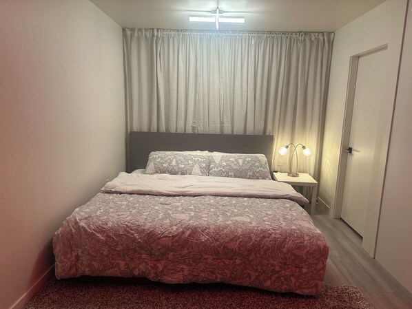 Iron/ironing board, internet, bed sheets