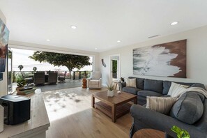 Smart TV, books - Summerland SeaSpa Retreat | The Chosen Collection (Summerland)