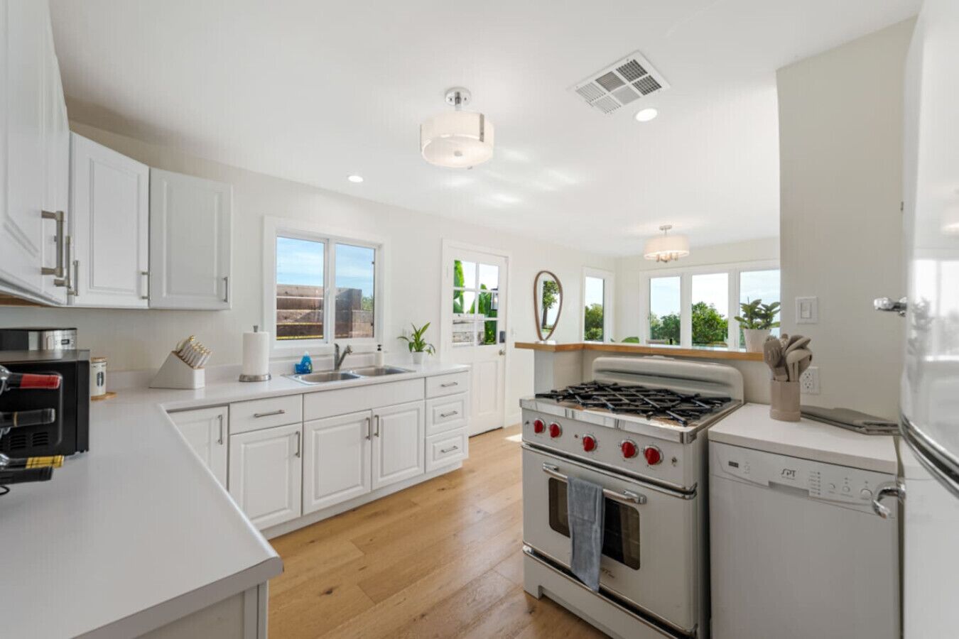 Kylskåp, mikrovågsugn, ugn och spishäll