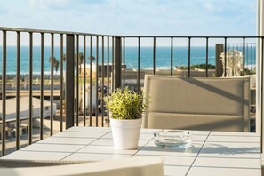 Outdoor dining - Marvelous 2BR NOGA (Tel Aviv-Yafo)