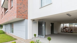 Een modern gebouw met een bakstenen gevel en een witte buitenzijde.