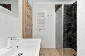 Shower, hair dryer, towels, shampoo - Stylish Apartment with Balcony | Close to the Old Town (Gdańsk)