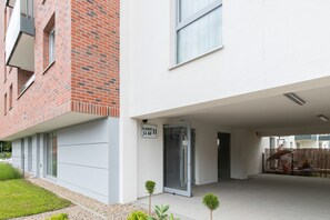 A modern building with a brick facade and a white exterior. - Stylish Apartment with Balcony | Close to the Old Town (Gdańsk)