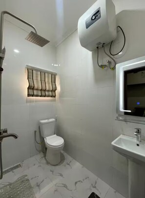 Shower, towels, soap, toilet paper - Abuja 2 Bed – Secure Citec Estate, Jabi Lake Mall (Federal Capital Territory)