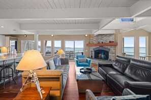 Televisión y chimenea 