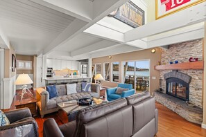 Televisión y chimenea 