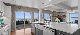 Bainbridge Beachfront: Seattle Skyline Views