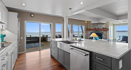 Bainbridge Beachfront: Seattle Skyline Views