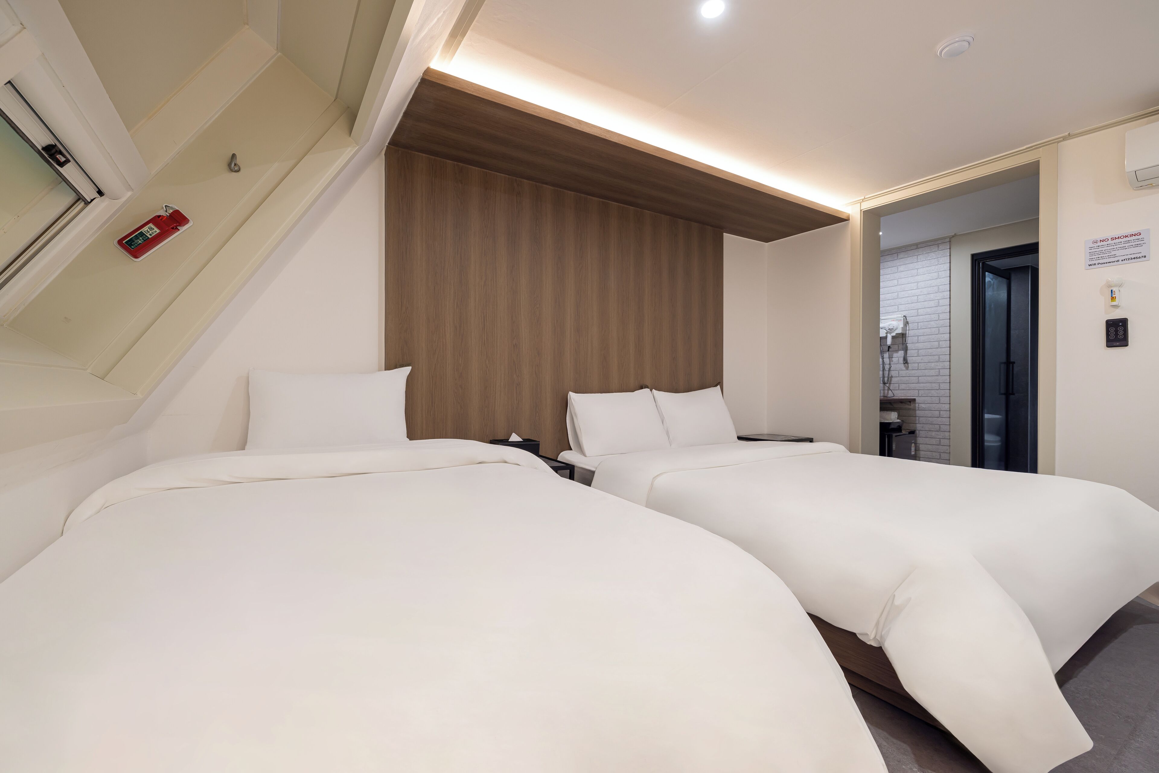 Escritorio, espacio para trabajar con laptop y wifi gratis 