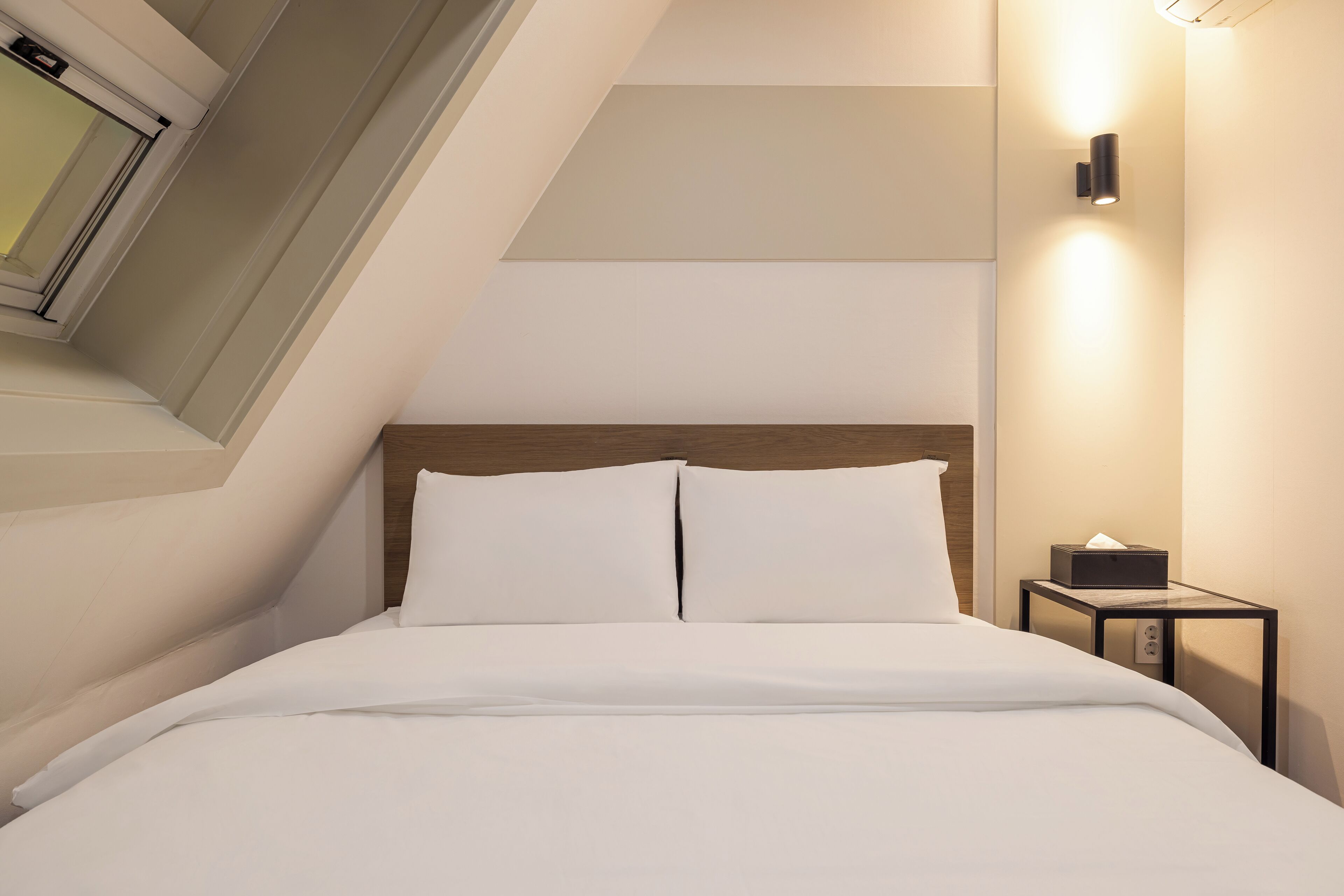 Escritorio, espacio para trabajar con laptop y wifi gratis 