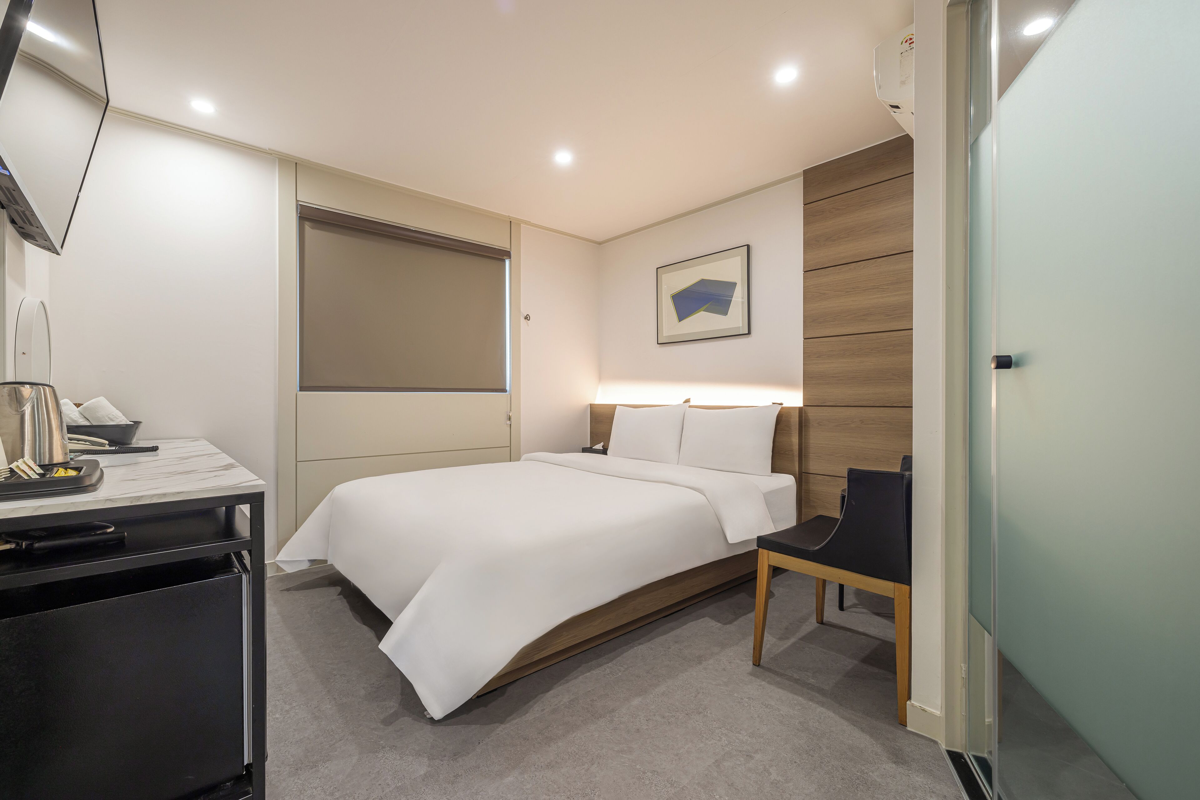 Escritorio, espacio para trabajar con laptop y wifi gratis 