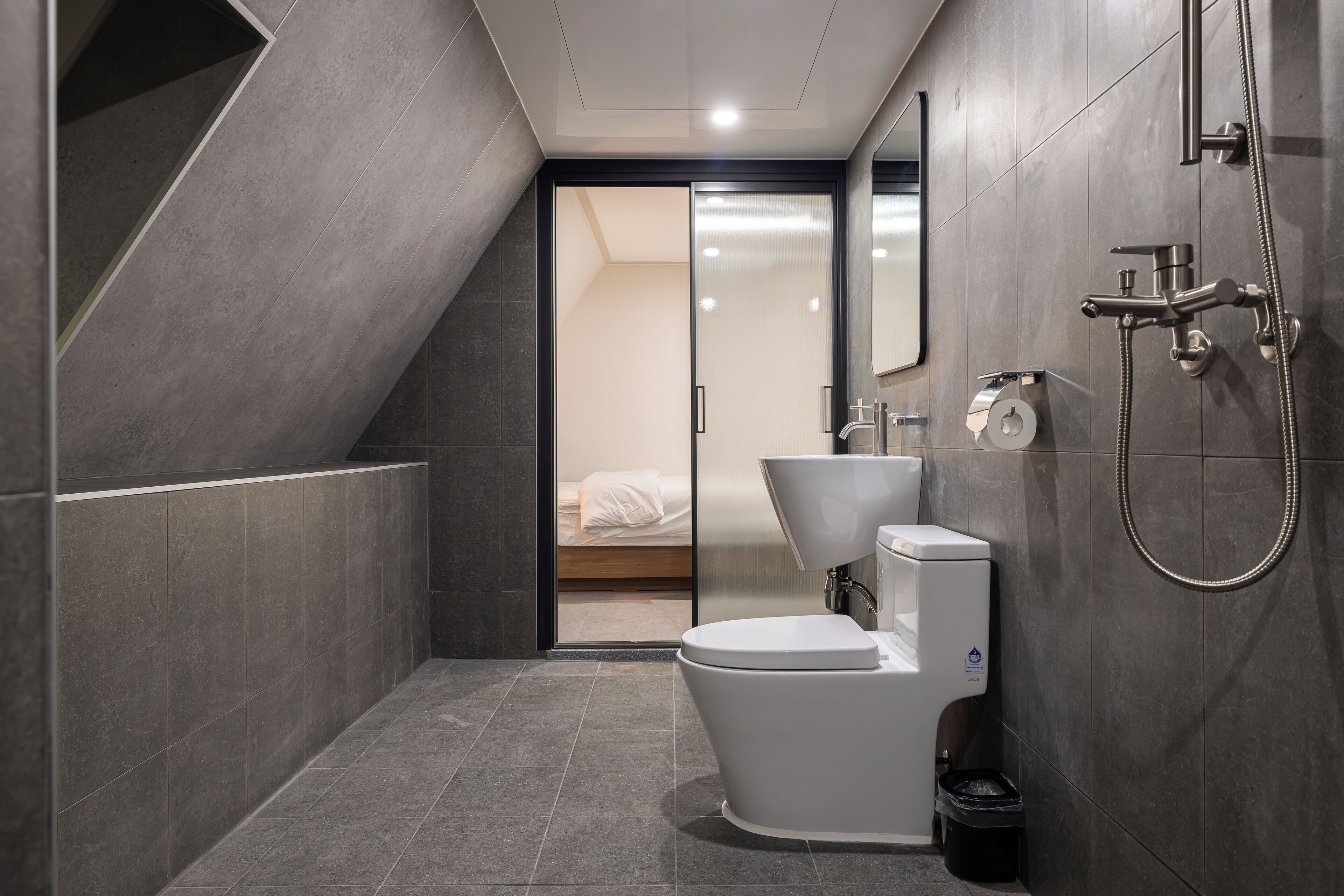 Suite | Desk, laptop workspace, free WiFi