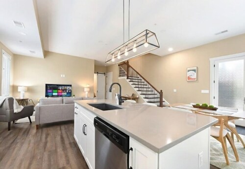 This apartment is a 3 bedroom(s), 2.5 bathrooms, located in Warrendale, PA.