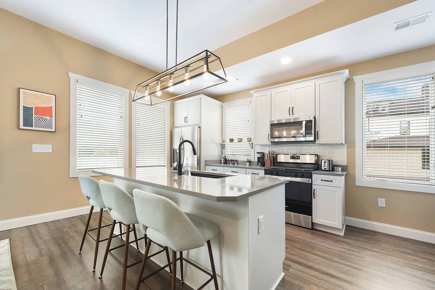 Refrigerador, microondas, horno y parrilla de estufa 