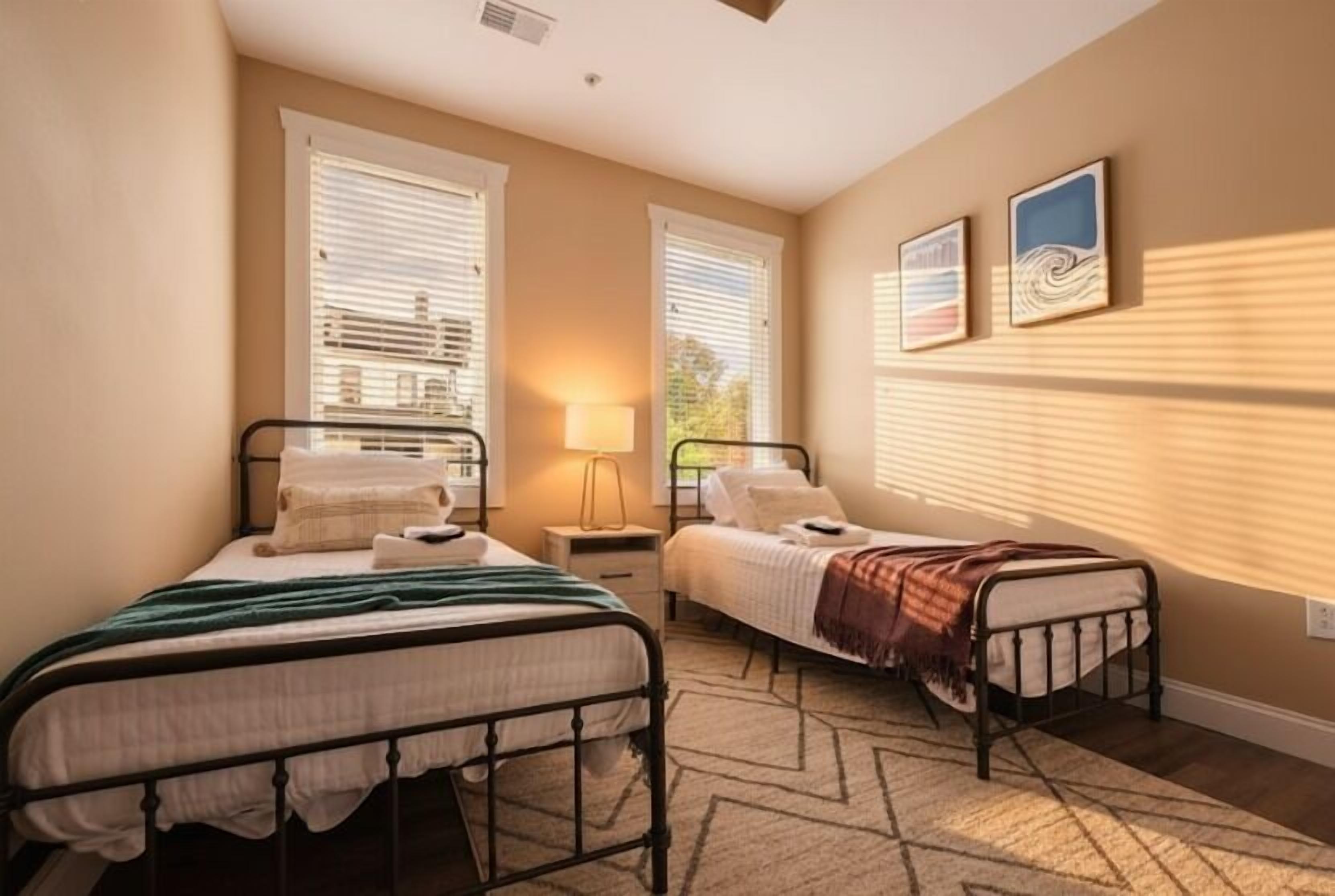 Tabla de planchar con plancha, cuna de viaje y wifi gratis 